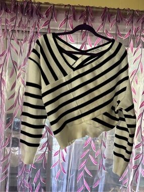 Slide show Striped V-Neck Knit Sweater - White/Black -
